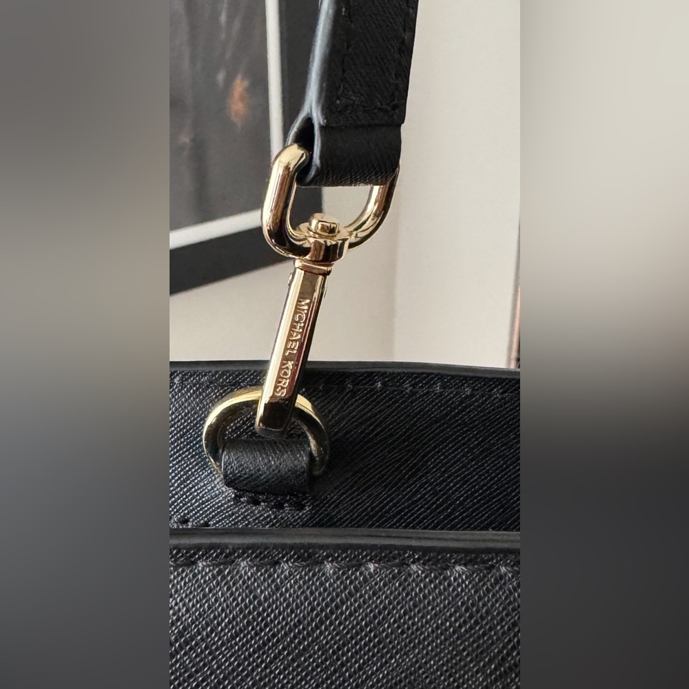 Michael Kors black bag, super clean, like new👌👌👌😍😍 - Picture 8 of 16